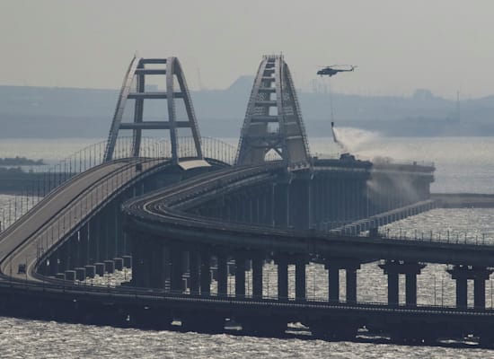 פעולות הכיבוי בגשר קרים לאחר הפיצוץ / צילום: Reuters, Stringer