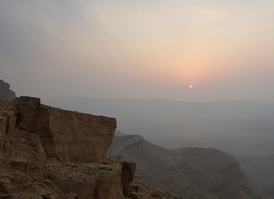 זריחה מהר אבנון מעל מכתש ירוחם / צילום: אורלי גנוסר