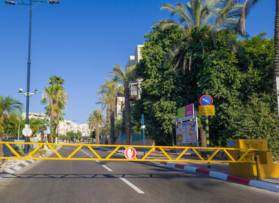 הכניסה לאלעד. ''זו עיר שהיא כמו פנימייה. באים לישון'' / צילום: Shutterstock