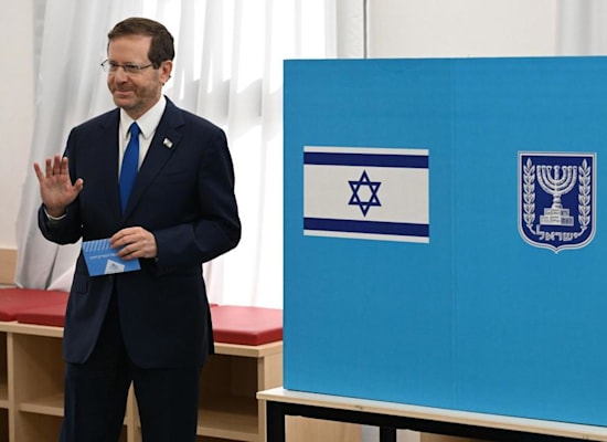 נשיא המדינה יצחק הרצוג בקלפי הבוקר / צילום: חיים צח לע''מ נשיא המדינה יצחק הרצוג בקלפי הבוקר / צילום: חיים צח לע''מ