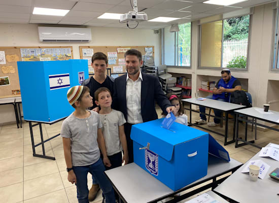 יו''ר מפלגת הציונות הדתית בצלאל סמוטריץ' ומשפחתו בקלפי הבוקר / צילום: יח''צ יו''ר מפלגת הציונות הדתית בצלאל סמוטריץ' ומשפחתו בקלפי הבוקר / צילום: יח''צ