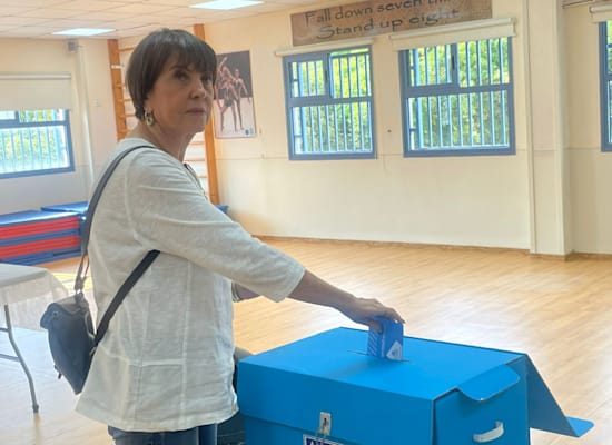יו''ר מרצ זהבה גלאון מצביעה, הבוקר יו''ר מרצ זהבה גלאון מצביעה, הבוקר