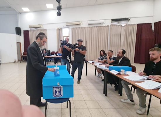 יו''ר דגל התורה ח''כ משה גפני מצביע, הבוקר יו''ר דגל התורה ח''כ משה גפני מצביע, הבוקר