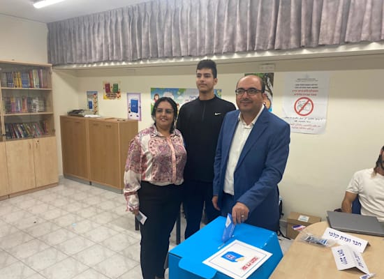 יו''ר רשימת בל''ד, ח''כ סמי אבו שחאדה, עם משפחתו בקלפי / צילום: דוברות בל''ד יו''ר רשימת בל''ד, ח''כ סמי אבו שחאדה, עם משפחתו בקלפי / צילום: דוברות בל''ד