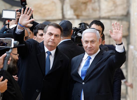 נתניהו (מימין) ובולסונארו בכותל. לפופוליסטים יש אורך חיים / צילום: Associated Press, Menahem Kahana נתניהו (מימין) ובולסונארו בכותל. לפופוליסטים יש אורך חיים / צילום: Associated Press, Menahem Kahana