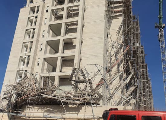 זירת התאונה ברחוב הרקפת בגבעת זאב / צילום: הרשות הארצית לכבאות והצלה זירת התאונה ברחוב הרקפת בגבעת זאב / צילום: הרשות הארצית לכבאות והצלה