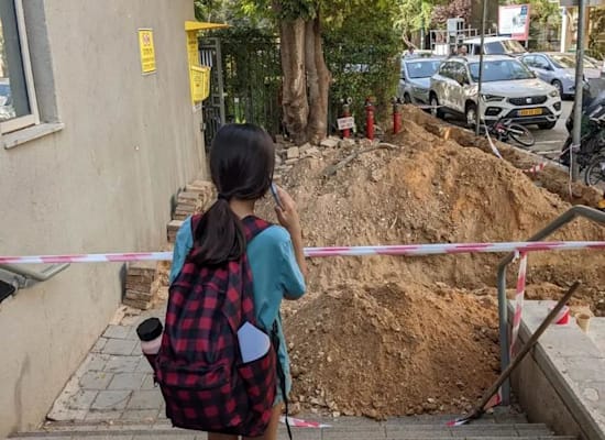 בור פתוח בכניסה לבית ספר. ''אנשים שאומרים שזאת לא שאלה של אם יקרה אסון, אלא מתי''. / צילום: שירי דובר