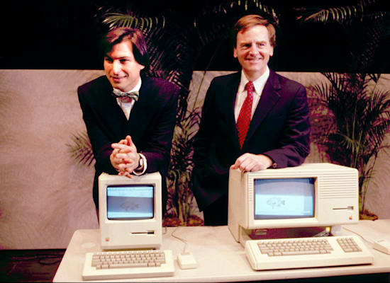 סקאלי וג'ובס בהשקת המק, 1984. ''השוק התייחס אליו כצעצוע ולא ככלי עבודה'' / צילום: Associated Press