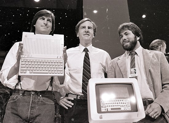 מימין: סטיב ווזניאק, סקאלי וג'ובס בהשקת אפל c2, 1984. ''סטיב נפגע מההחלטה להקצות לו את רוב תקציב הפרסום'' / צילום: Associated Press, Sal Veder