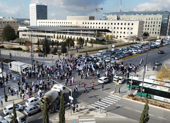 מפגינים חוסמים צומת בסמוך לבית המשפט העליון, היום / צילום: צו 8 אזרחי להצלת הדמוקרטיה