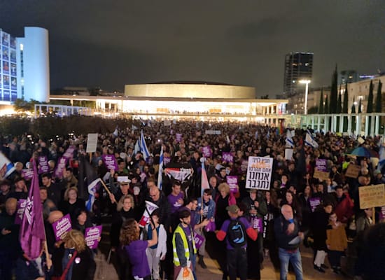 מפגינים נגד ממשלת נתניהו בכיכר הבימה תל אביב / צילום: ניצן שפיר