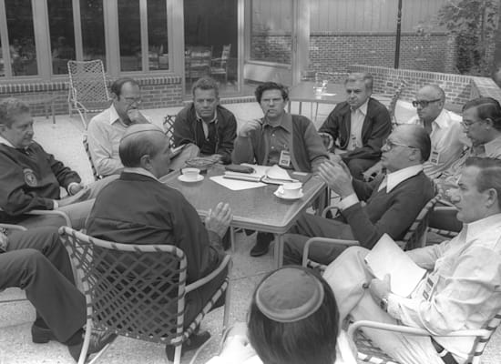 אהרן ברק וההנהגה הישראלית בקמפ דיוויד. ''היה אחראי על תיעוד הפרוטוקולים, אבל אף אחד לא ידע לקרוא את הכתב שלו'' / צילום: משה מילנר - לע''מ אהרן ברק וההנהגה הישראלית בקמפ דיוויד. ''היה אחראי על תיעוד הפרוטוקולים, אבל אף אחד לא ידע לקרוא את הכתב שלו'' / צילום: משה מילנר - לע''מ