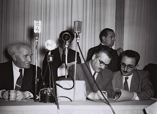 משמאל: בן גוריון, משה שפירא ומשה שרת בחתימה על מגילת העצמאות. ממצא של הארכיון מנע מכירה פומבית מופרכת / צילום: הנס פין - לע''מ משמאל: בן גוריון, משה שפירא ומשה שרת בחתימה על מגילת העצמאות. ממצא של הארכיון מנע מכירה פומבית מופרכת / צילום: הנס פין - לע''מ