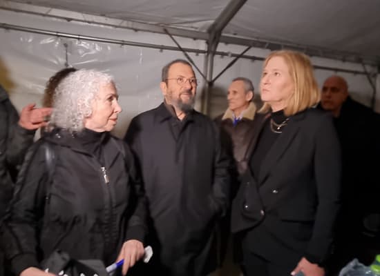 ההפגנה בכיכר הבימה, הערב ההפגנה בכיכר הבימה, הערב