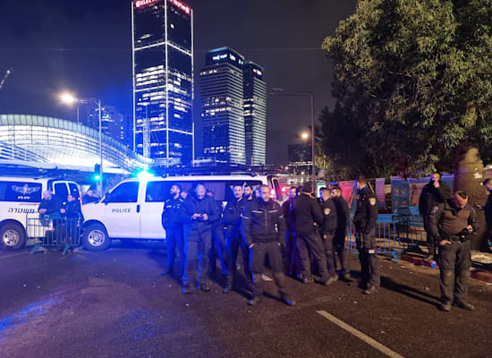 שוטרים חוסמים את הירידה לאיילון דרום / צילום: ניצן שפיר שוטרים חוסמים את הירידה לאיילון דרום / צילום: ניצן שפיר