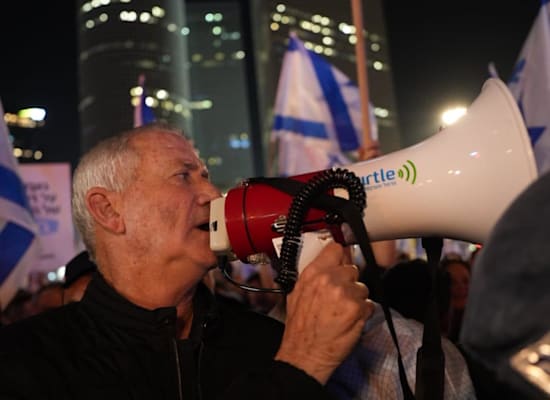 בני גנץ, יו''ר המחנה הממלכתי, בהפגנה בתל אביב / צילום: אלעד מלכה בני גנץ, יו''ר המחנה הממלכתי, בהפגנה בתל אביב / צילום: אלעד מלכה