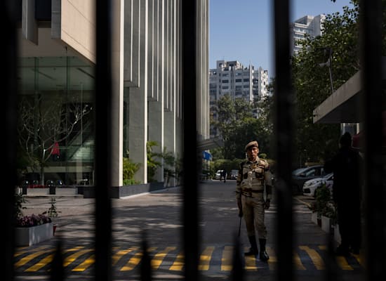 איש אבטחה בפשיטה על משרדי ה־BBC בדלהי / צילום: Associated Press, Manish Swarup איש אבטחה בפשיטה על משרדי ה־BBC בדלהי / צילום: Associated Press, Manish Swarup
