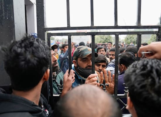 The dispersal of the students who planned to watch the BBC film / Photo: Associated Press, Manish Swarup