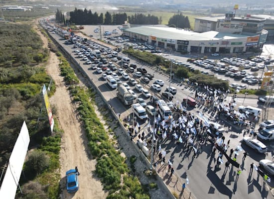 מפגינים חוסמים את הכניסה לכרמיאל דרך כביש 85 / צילום: תמונה פרטית