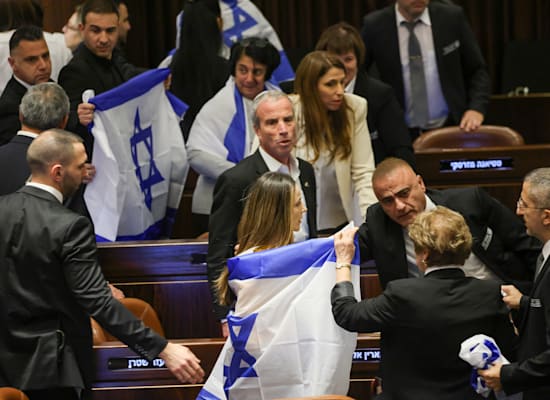חברי האופוזיציה התעטפו בדגלי ישראל והוצאו ממליאת הכנסת / צילום: נועם מושקוביץ, דוברות הכנסת חברי האופוזיציה התעטפו בדגלי ישראל והוצאו ממליאת הכנסת / צילום: נועם מושקוביץ, דוברות הכנסת