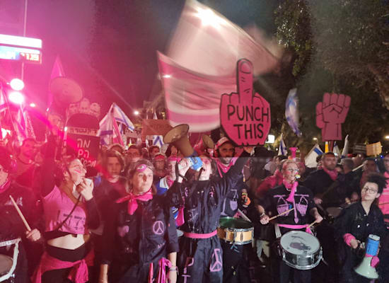 צעדת המחאה בדרך לרחוב קפלן בתל אביב / צילום: ניצן שפיר צעדת המחאה בדרך לרחוב קפלן בתל אביב / צילום: ניצן שפיר