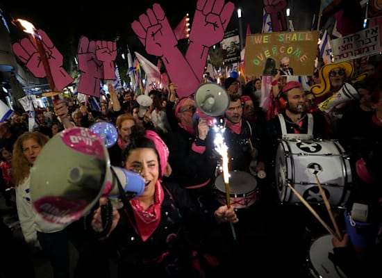 עשרות אלפים מפגינים בתל אביב נגד המהפכה המשפטית / צילום: Associated Press, Ariel Schalit עשרות אלפים מפגינים בתל אביב נגד המהפכה המשפטית / צילום: Associated Press, Ariel Schalit