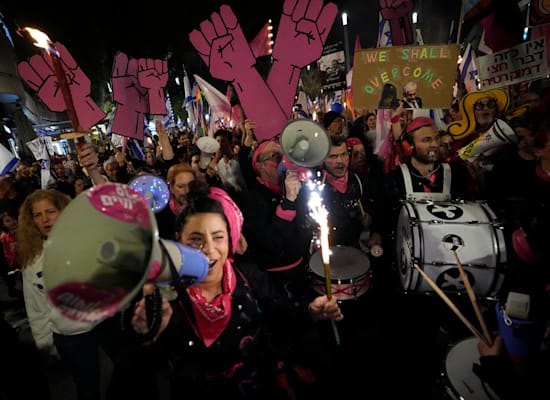 עשרות אלפים מפגינים בתל אביב נגד המהפכה המשפטית / צילום: Associated Press, Ariel Schalit