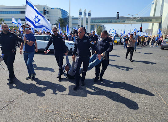 מעצר מפגין במת''מ חיפה / צילום: תמונה פרטית