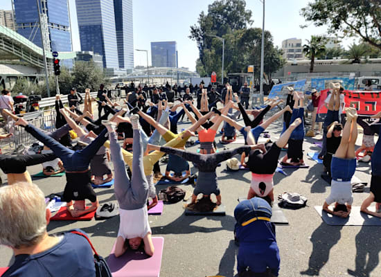 מחאת היוגיסטים סמוך לקרייה בתל אביב / צילום: מחאת היוגיסטים