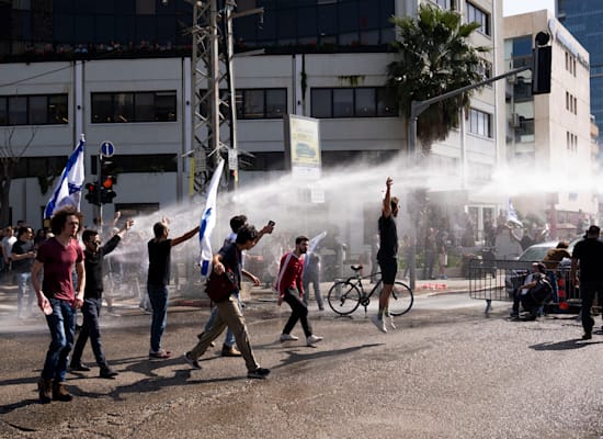 מכת''זית מפזרת מפגינים בתל אביב / צילום: Associated Press, Oded Balilty