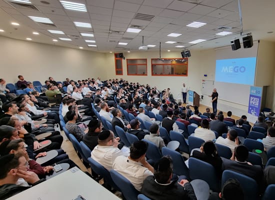 שמיל לוי מ'סקויה ישראל', עם הסטודנטים החדשים בסמינר הפתיחה / צילום: מענדי קורנט שמיל לוי מ'סקויה ישראל', עם הסטודנטים החדשים בסמינר הפתיחה / צילום: מענדי קורנט