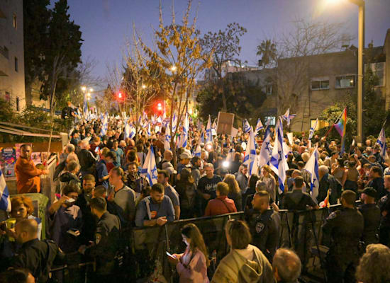 מאות מפגינים מול מעון ראש הממשלה ברחוב עזה בירושלים / צילום: בן כהן מגפון ניוז