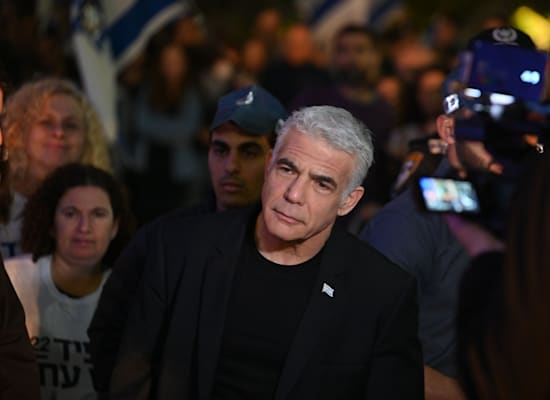 יאיר לפיד בהפגנה בהרצליה הערב / צילום: אלעד גוטמן יאיר לפיד בהפגנה בהרצליה הערב / צילום: אלעד גוטמן