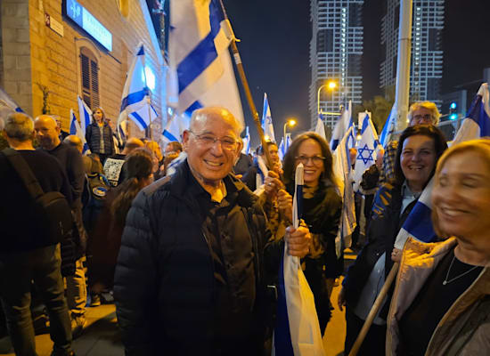 יעקב פרנקל, לשעבר נגיד בנק ישראל, בקפלן, בהפגנה / צילום: מחאת ההייטקיסטים יעקב פרנקל, לשעבר נגיד בנק ישראל, בקפלן, בהפגנה / צילום: מחאת ההייטקיסטים