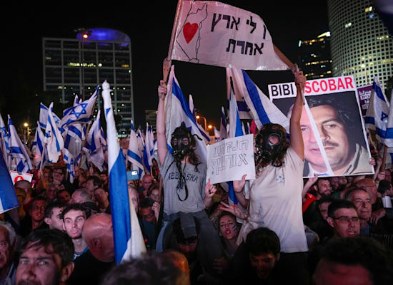 מפגינים בתל אביב, הערב / צילום: Associated Press, Ohad Zwigenberg מפגינים בתל אביב, הערב / צילום: Associated Press, Ohad Zwigenberg