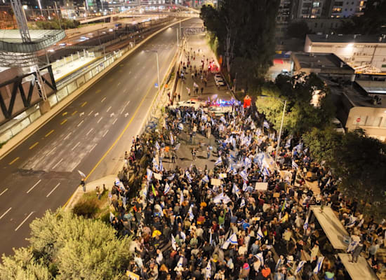 מפגינים יורדים לכיוון איילון / צילום: אור אדר מפגינים יורדים לכיוון איילון / צילום: אור אדר