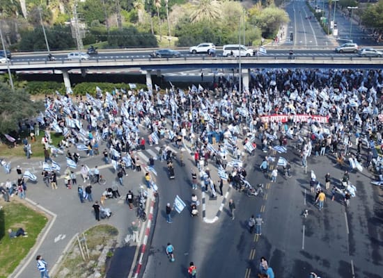 מפגינים בצומת הרחובות רוקח, נמיר בתל אביב / צילום: מחאה ההורים