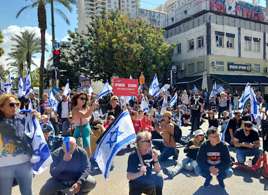 צעדת גבעתיים חוסמת את צומת יגאל אלון-מוזס / צילום: תמונה פרטית צעדת גבעתיים חוסמת את צומת יגאל אלון-מוזס / צילום: תמונה פרטית