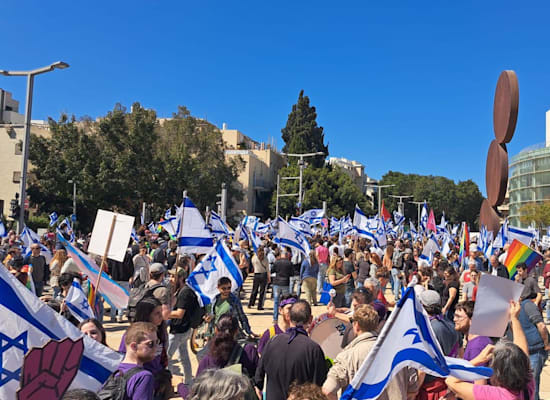 הכנות לקראת הצעדה בכיכר הבימה בתל אביב