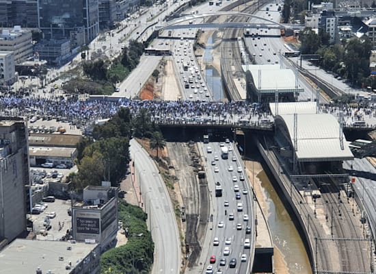 צעדת המפגינים על גשר השלום / צילום: מחאת ההייטקיסטים צעדת המפגינים על גשר השלום / צילום: מחאת ההייטקיסטים