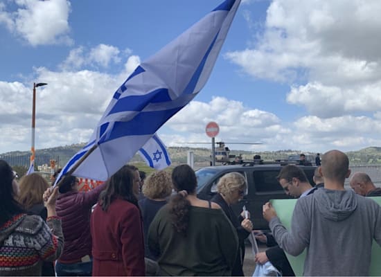 מפגינים מול המסוק של בני הזוג נתניהו במנחת הדסה מפגינים מול המסוק של בני הזוג נתניהו במנחת הדסה