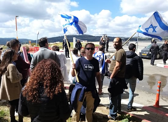 רופאים וצוותים רפואיים מפגינים מחוץ לבית החולים בילינסון / צילום: תמונה פרטית רופאים וצוותים רפואיים מפגינים מחוץ לבית החולים בילינסון / צילום: תמונה פרטית