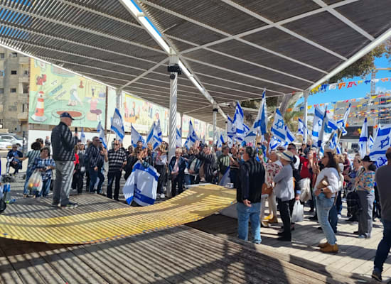 ראש המוסד לשעבר האלוף במיל. דני יתום נואם בהפגנה בנתניה / צילום: תמונה פרטית