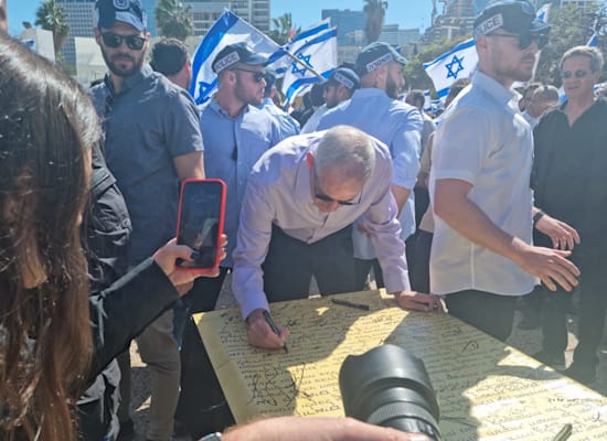 בני גנץ חותם על עותק של מגילת העצמאות בהפגנה בתל אביב / צילום: גלובס בני גנץ חותם על עותק של מגילת העצמאות בהפגנה בתל אביב / צילום: גלובס