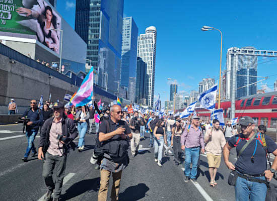 המפגינים צועדים על איילון / צילום: גלובס המפגינים צועדים על איילון / צילום: גלובס