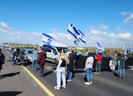 מפגינים חוסמים את כביש 2 ליד שפיים / צילום: נרי שוטן מפגינים חוסמים את כביש 2 ליד שפיים / צילום: נרי שוטן