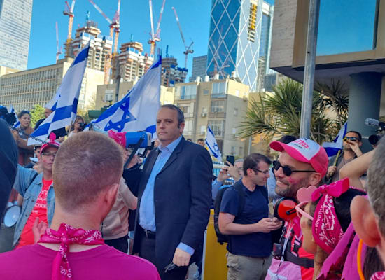 ח''כ גלעד קריב בהפגנה ליד לשכת עורכי הדין בת''א / צילום: גלובס ח''כ גלעד קריב בהפגנה ליד לשכת עורכי הדין בת''א / צילום: גלובס