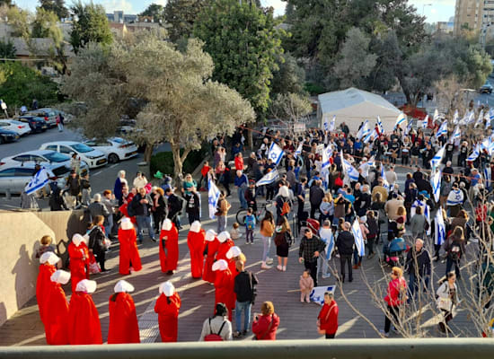 מייצג השפחות יחד עם אנשי המילואים ממאחז הדמוקרטיה מול ביתו של ניר ברקת בירושלים / צילום: תמונה פרטית