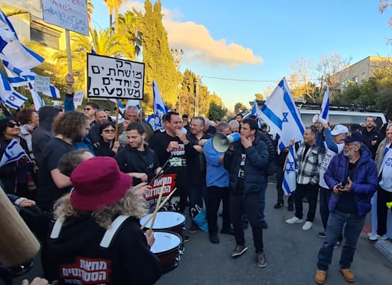 שאול מרידור בהפגנה מול ביתו של ניר ברקת / צילום: תמונה פרטית