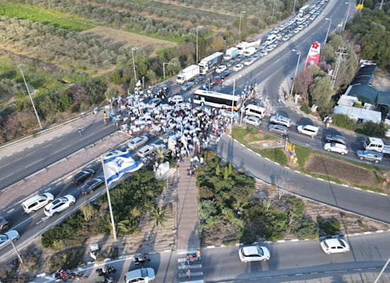 מפגינים חוסמים את צומת הכניסה לכרמיאל / צילום: תמונה פרטית